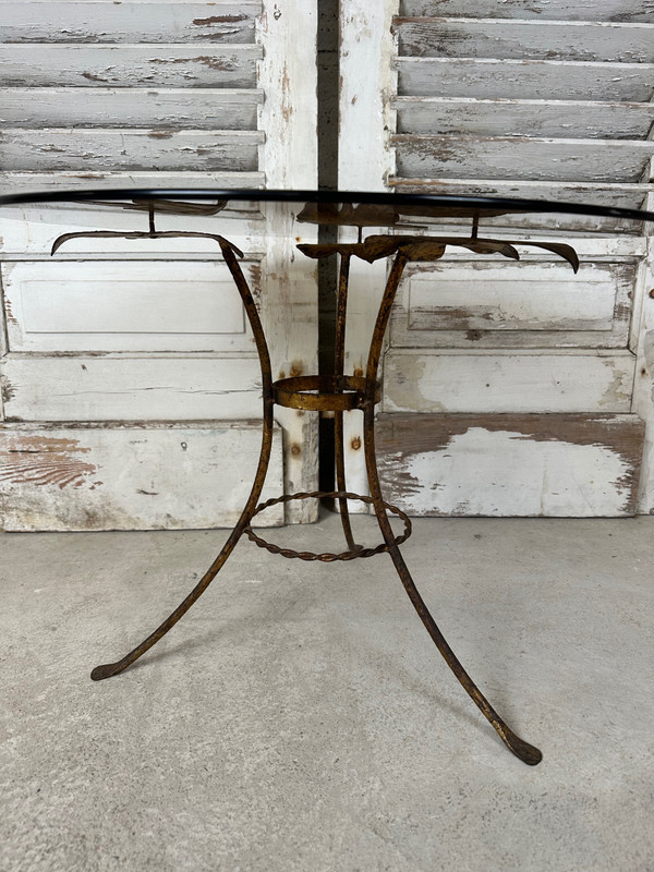 Petite table d’appoint en métal doré