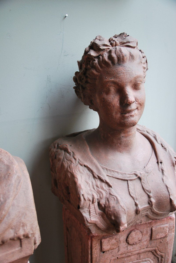 Ein Paar Terrakotta-Büsten aus der Directoire-Epoche und ihre Hüllen