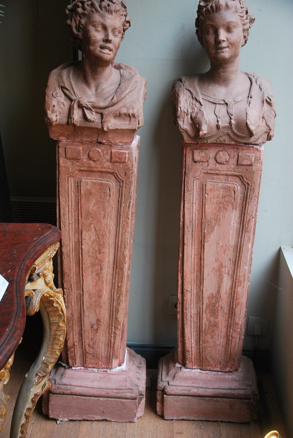 Ein Paar Terrakotta-Büsten aus der Directoire-Epoche und ihre Hüllen