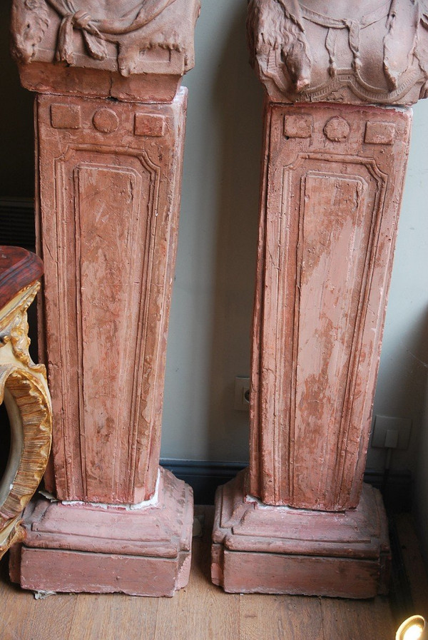 Ein Paar Terrakotta-Büsten aus der Directoire-Epoche und ihre Hüllen
