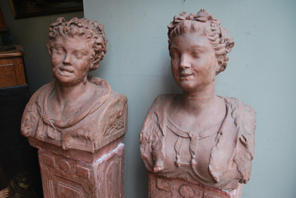 Ein Paar Terrakotta-Büsten aus der Directoire-Epoche und ihre Hüllen