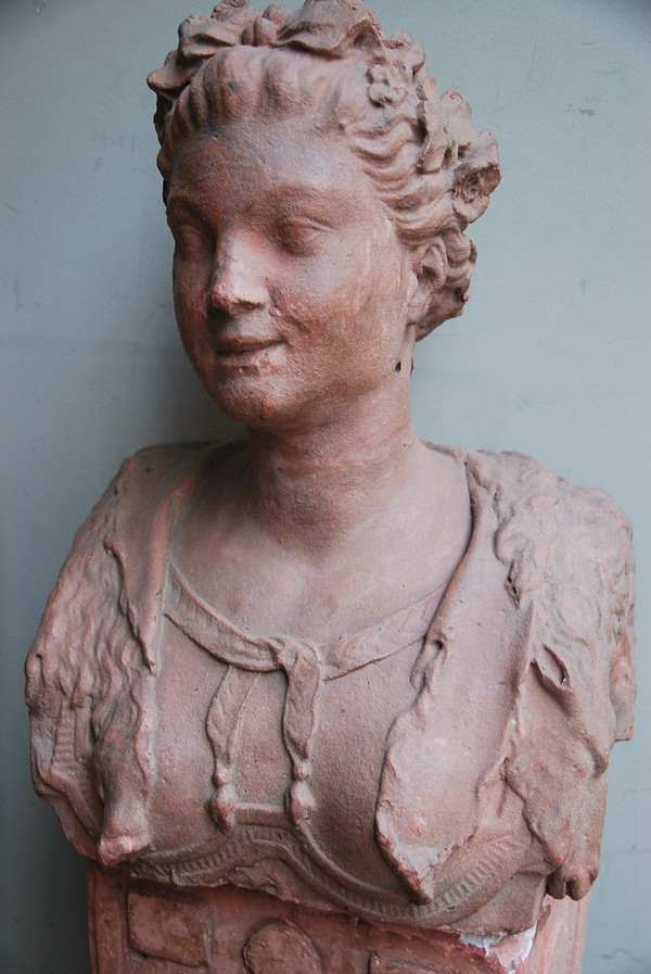 Ein Paar Terrakotta-Büsten aus der Directoire-Epoche und ihre Hüllen