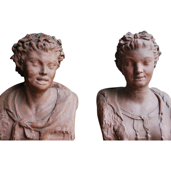 Ein Paar Terrakotta-Büsten aus der Directoire-Epoche und ihre Hüllen