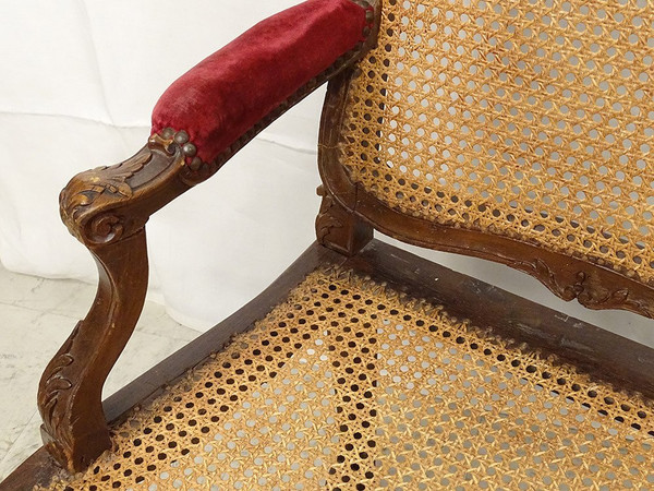 Poltrona Regency in canna di faggio intagliata con conchiglie fogliate XVIII secolo
