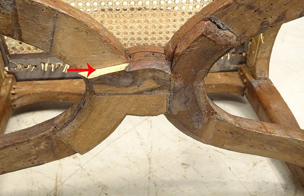 Poltrona Regency in canna di faggio intagliata con conchiglie fogliate XVIII secolo