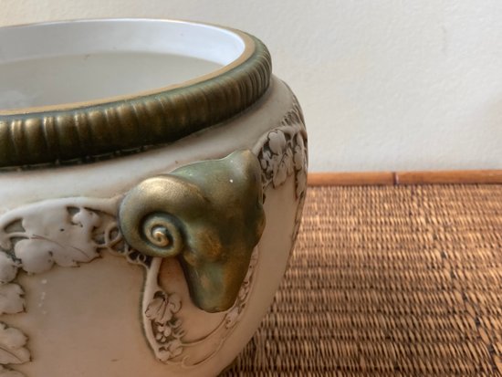 vaso in porcellana color crema della fabbrica Turn - 1909