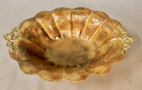 Schale aus bemaltem Blech in Form einer Muschel