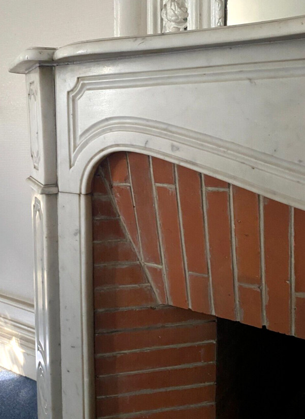 Modello Pompadour in stile Luigi XV, mantello in marmo bianco di Carrara del XX secolo