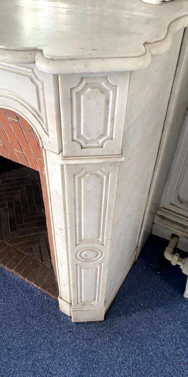 Modello Pompadour in stile Luigi XV, mantello in marmo bianco di Carrara del XX secolo