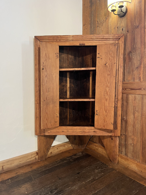 1700s corner unit