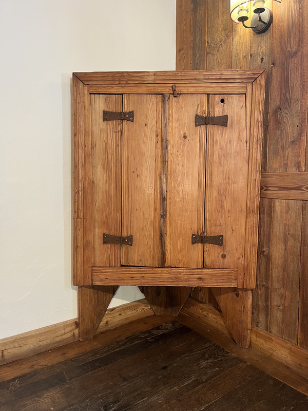 1700s corner unit