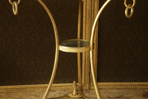 Guéridon tripode en bronze ciselé et doré, travail néoclassique du XXème siècle.
