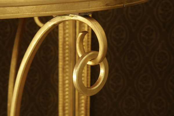 Guéridon tripode en bronze ciselé et doré, travail néoclassique du XXème siècle.