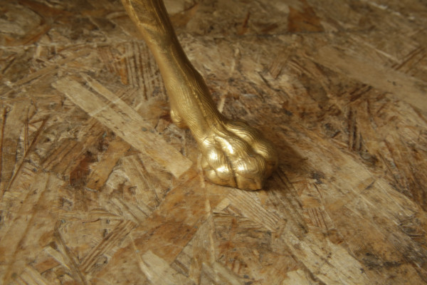 Guéridon tripode en bronze ciselé et doré, travail néoclassique du XXème siècle.