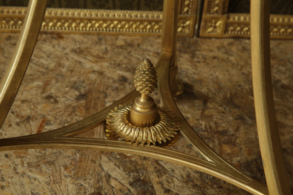 Guéridon tripode en bronze ciselé et doré, travail néoclassique du XXème siècle.