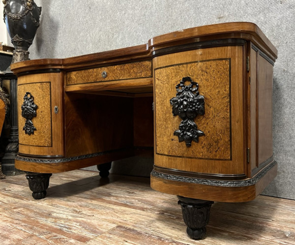 Gewölbter Mittelschreibtisch Art Deco Epoche aus hellem Lupenholz und schwarzem Lack um 1925