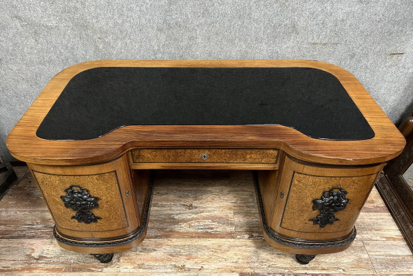 Gewölbter Mittelschreibtisch Art Deco Epoche aus hellem Lupenholz und schwarzem Lack um 1925