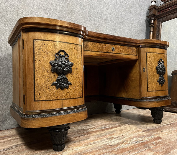 Gewölbter Mittelschreibtisch Art Deco Epoche aus hellem Lupenholz und schwarzem Lack um 1925