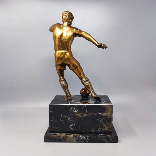 1930 Wunderschöner Art-Deco-Fußball - Bronzeskulptur eines Fußballspielers. Hergestellt in Italien