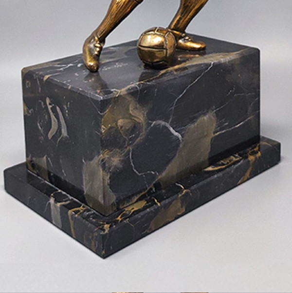 1930 Wunderschöner Art-Deco-Fußball - Bronzeskulptur eines Fußballspielers. Hergestellt in Italien