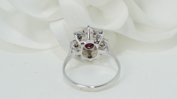 Surrounding ring in white gold, oval ruby and diamonds