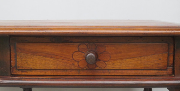 Louis XIII writing table in natural wood.