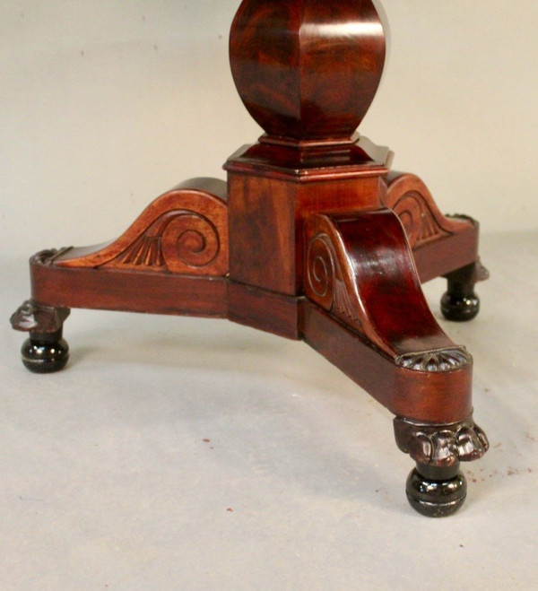 Tavolino del periodo del restauro in gamba treppiede in mogano