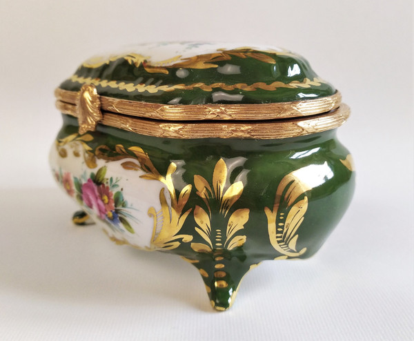Scatola in Porcellana di Limoges Decoro a Mano. Cornice in Ottone Dorato