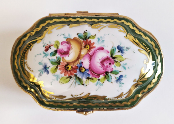Scatola in Porcellana di Limoges Decoro a Mano. Cornice in Ottone Dorato