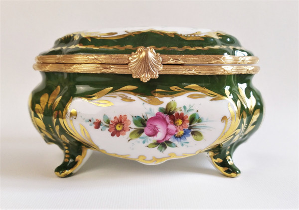 Scatola in Porcellana di Limoges Decoro a Mano. Cornice in Ottone Dorato