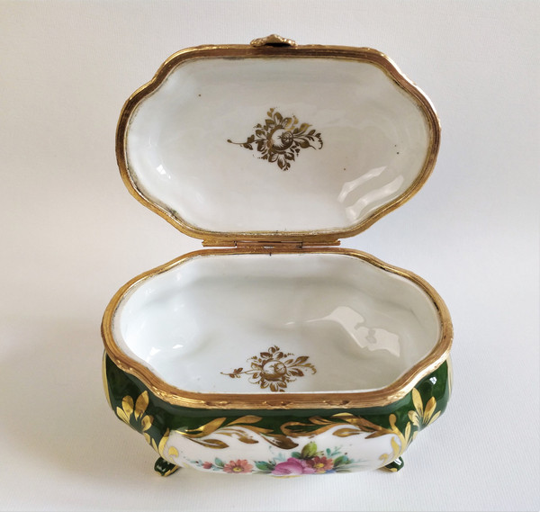 Scatola in Porcellana di Limoges Decoro a Mano. Cornice in Ottone Dorato