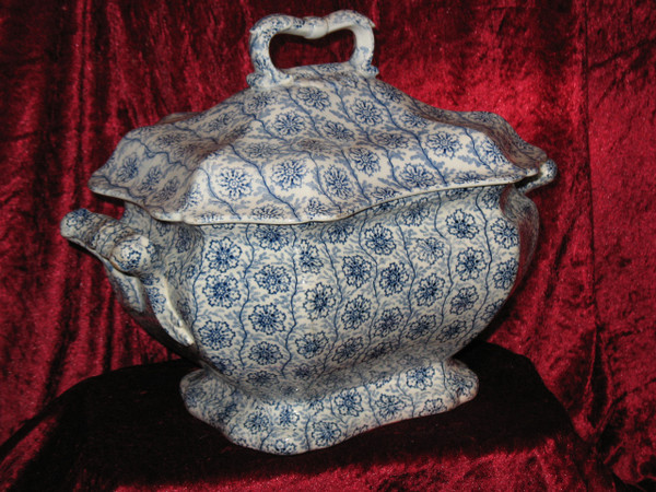 Zuppiera in fine terracotta di Bordeaux, decoro ad arazzo, Jules Vieillard del XIX secolo