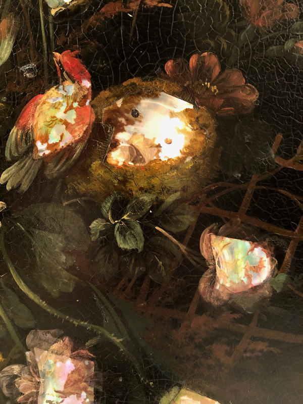 Tavolino inclinabile in legno annerito con decoro dipinto di fiori e uccelli, bordeaux. Napoleone III