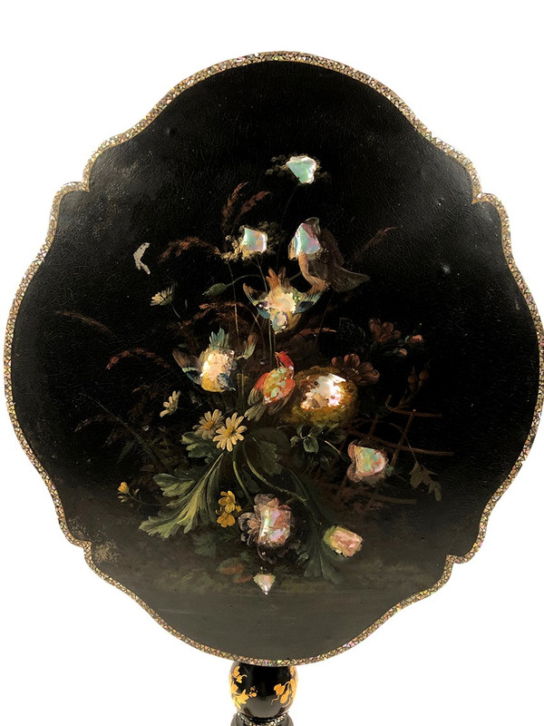 Tavolino inclinabile in legno annerito con decoro dipinto di fiori e uccelli, bordeaux. Napoleone III