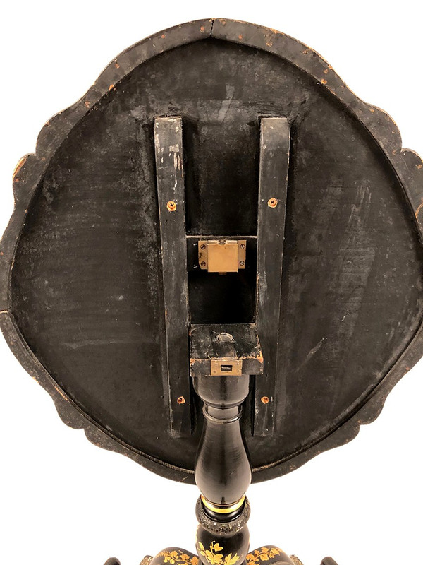 Tavolino inclinabile in legno annerito con decoro dipinto di fiori e uccelli, bordeaux. Napoleone III