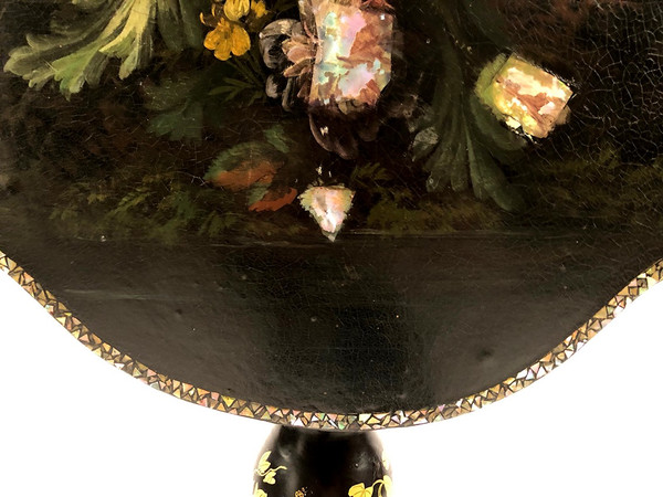 Tavolino inclinabile in legno annerito con decoro dipinto di fiori e uccelli, bordeaux. Napoleone III