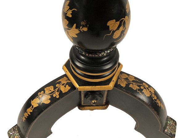 Tavolino inclinabile in legno annerito con decoro dipinto di fiori e uccelli, bordeaux. Napoleone III
