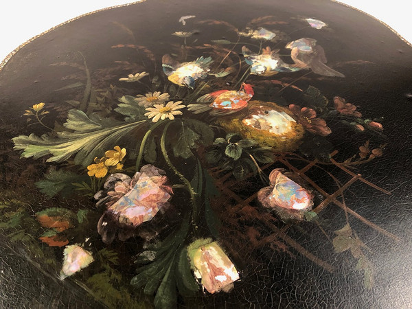 Tavolino inclinabile in legno annerito con decoro dipinto di fiori e uccelli, bordeaux. Napoleone III