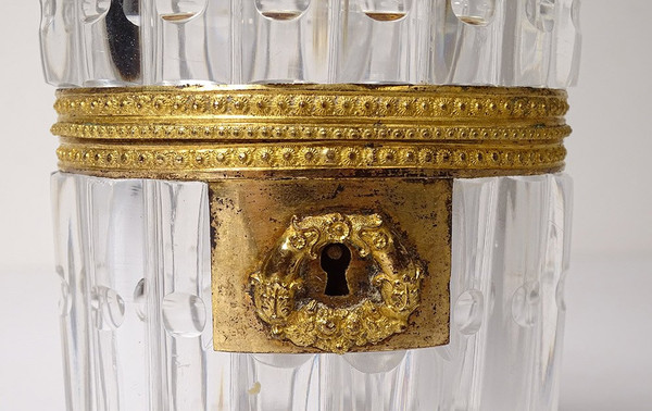 Scatola ovale Carlo X in cristallo molato con fiori in ottone dorato, XIX secolo