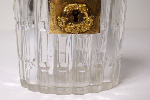 Scatola ovale Carlo X in cristallo molato con fiori in ottone dorato, XIX secolo