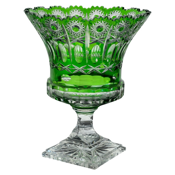 COUPE SUR PIÉDOUCHE DE COULEUR VERTE EN CRISTAL TAILLÉ DE BOHÈME ÉPOQUE XXe