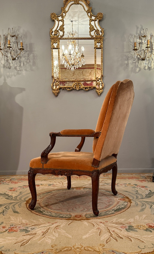 Poltrona in noce del periodo Regency, 1720 circa