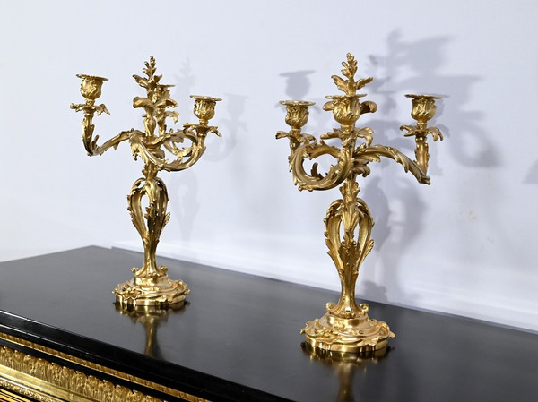 Coppia di candelabri in bronzo dorato, stile Luigi XV – Fine XIX secolo