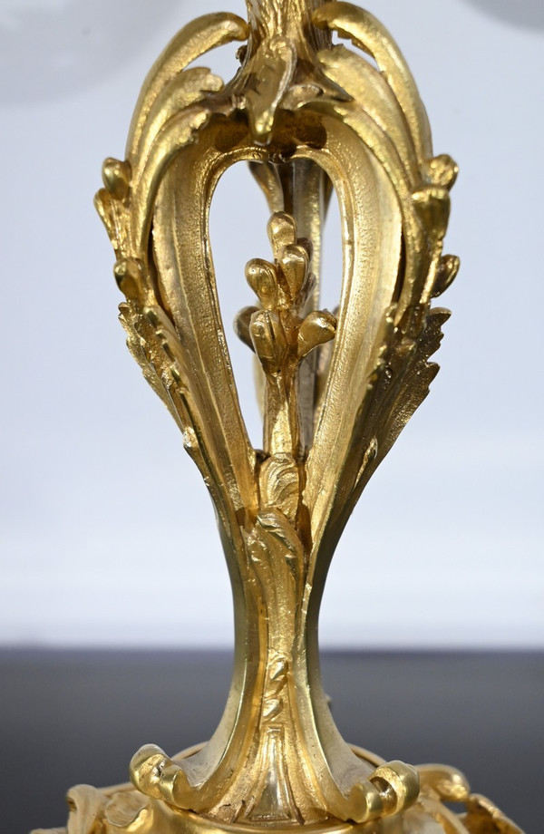 Coppia di candelabri in bronzo dorato, stile Luigi XV – Fine XIX secolo