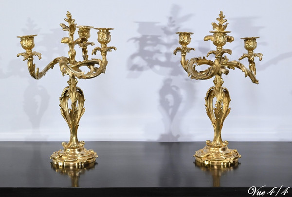 Coppia di candelabri in bronzo dorato, stile Luigi XV – Fine XIX secolo