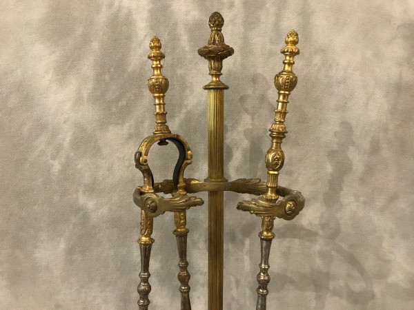 Beau serviteur de cheminée ancien en bronze et fer d'époque 19 ème de style Louis XVI 