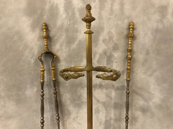Beau serviteur de cheminée ancien en bronze et fer d'époque 19 ème de style Louis XVI 
