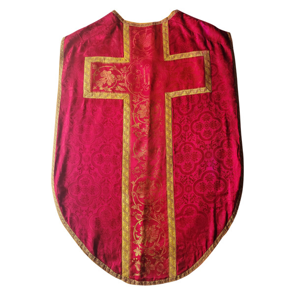 Ensemble liturgique en damas incarnat ( chasuble étole et voile de calice) époque XIXe siècle