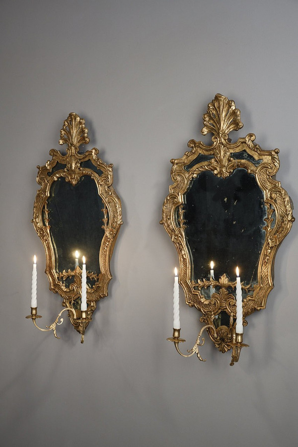 Paire de miroirs en bois doré de style vénitien A DEUX BRAS DE Lumières, XIXe siècle