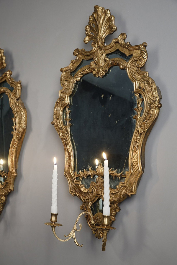 Paire de miroirs en bois doré de style vénitien A DEUX BRAS DE Lumières, XIXe siècle